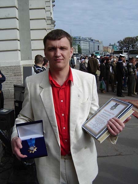Лидер программы Книга Мира Сергей Бугаев с орденом для НВМУ
