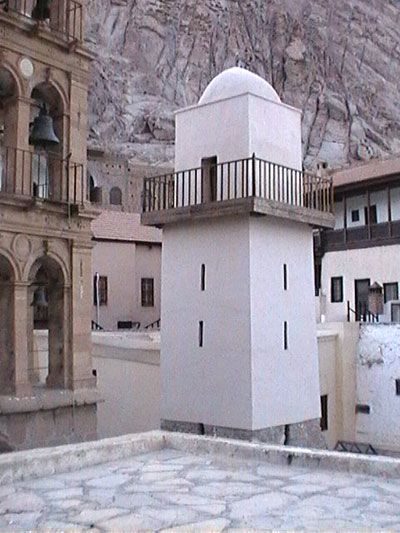 Колокольня православного храма и минарет мечети рядом в монастыре святой Екатерины (Синай, Египет)