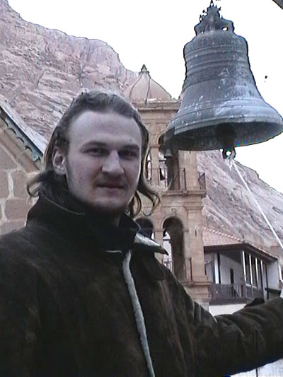 13.02.2005. Антон Бугаев и Колокол монастыря Святой Екатерины (Синай, Египет).