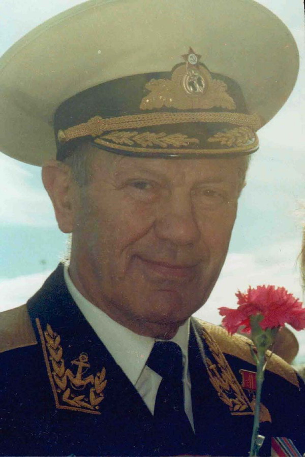 Председатель Попечительского Совета программы "Книга Мира" контр-адмирал Л.Д.Чернавин