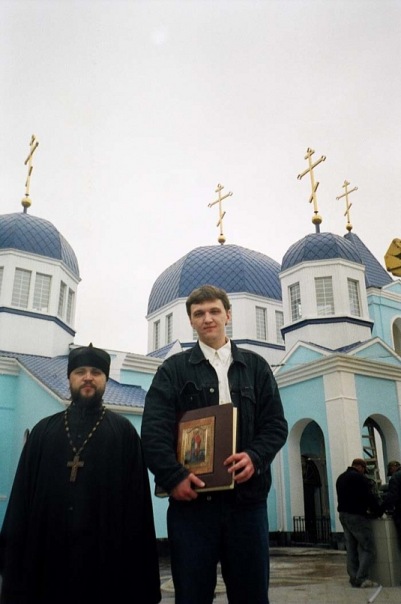 21.04.2006 13.21 - Иеромонах Варлаам и Сергей Бугаев возле вновь отстроенного храма Архангела Михаила