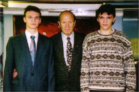 7 ноября 2001 года. Контр-адмирал Лев Чернавин с братьями Бугаевыми на крейсере "Аврора"