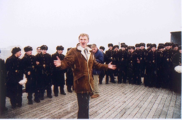 14 ноября 2001 года на крейсере Аврора - лидер "Книги Мира" Антон Бугаев и нахимовцы